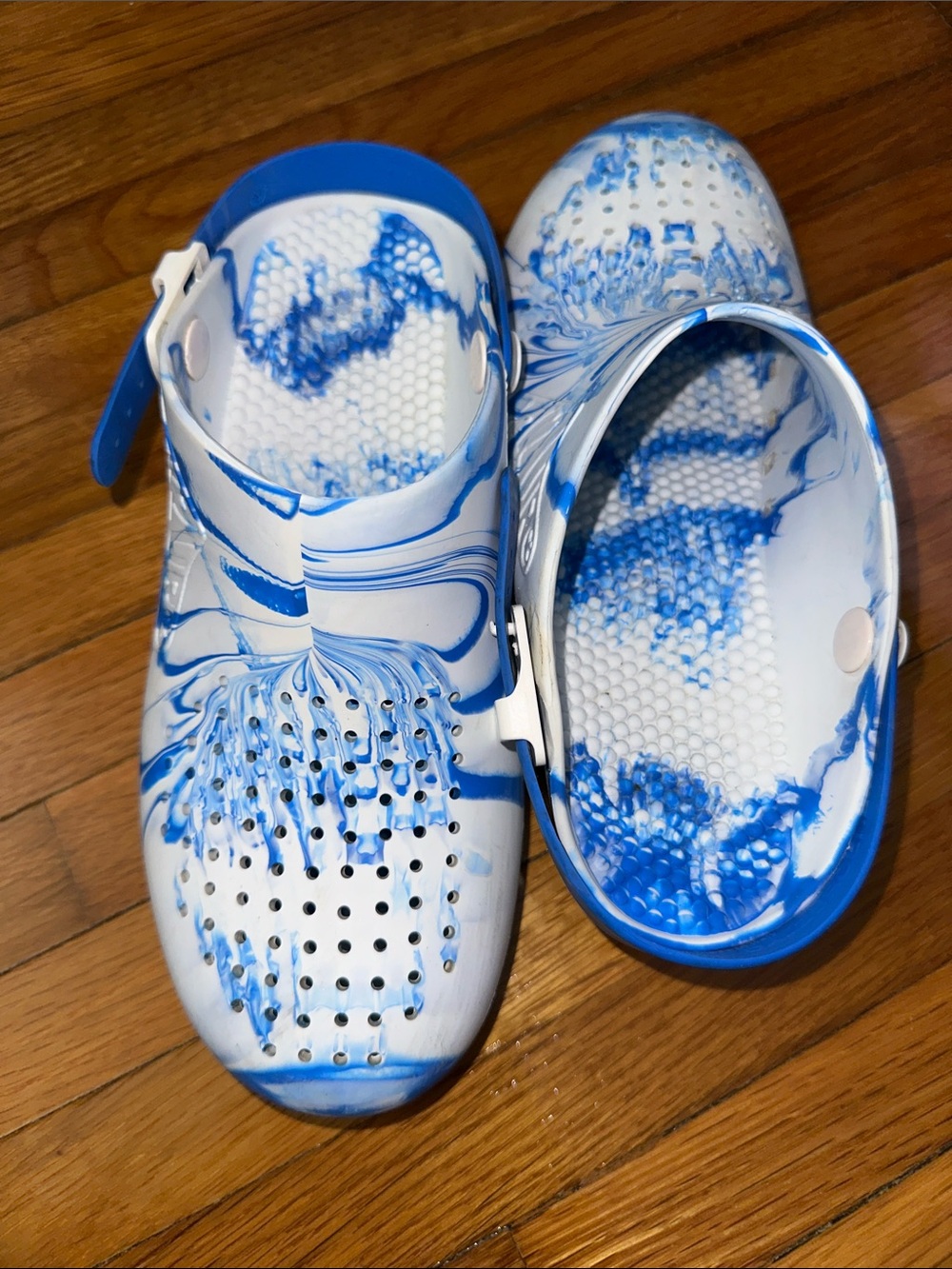 Calzuro Classic with Holes
Blue & White Marble Slip-Om Clogs ~ Size 37/38